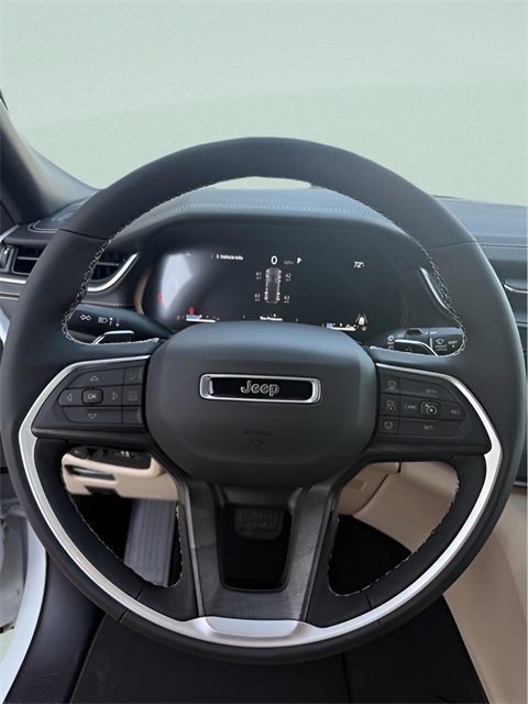 2025 Jeep Grand Cherokee Limited photo 3