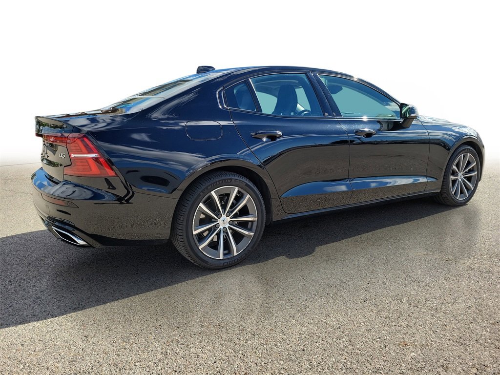 2022 Volvo S60 Momentum photo 4