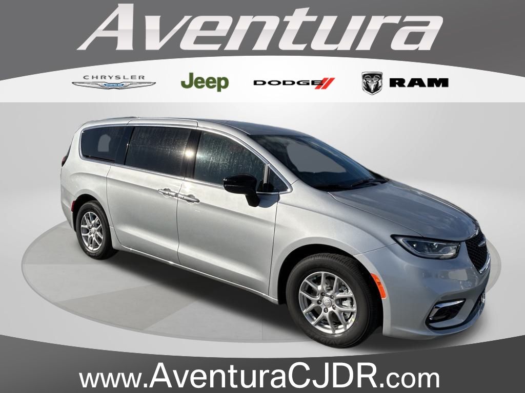 2026 Chrysler Pacifica Select's photo