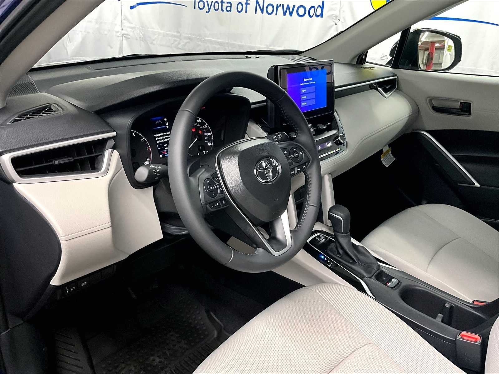 2025 Toyota Corolla Cross LE photo 8
