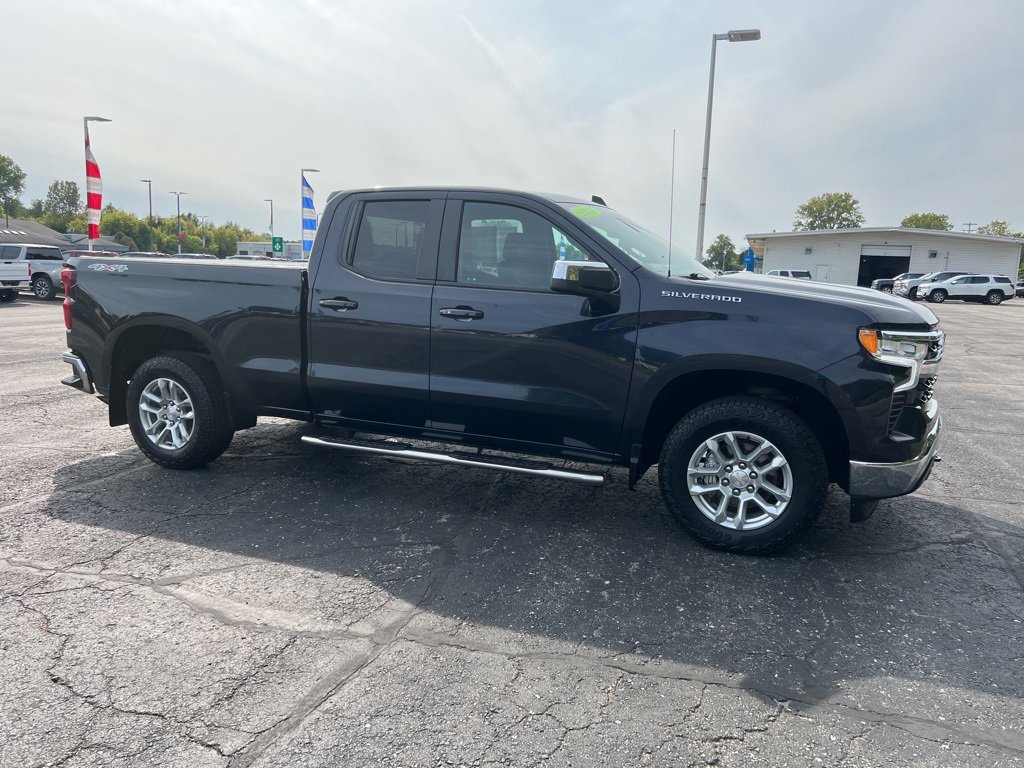 2023 Chevrolet Silverado 1500 LT photo 3