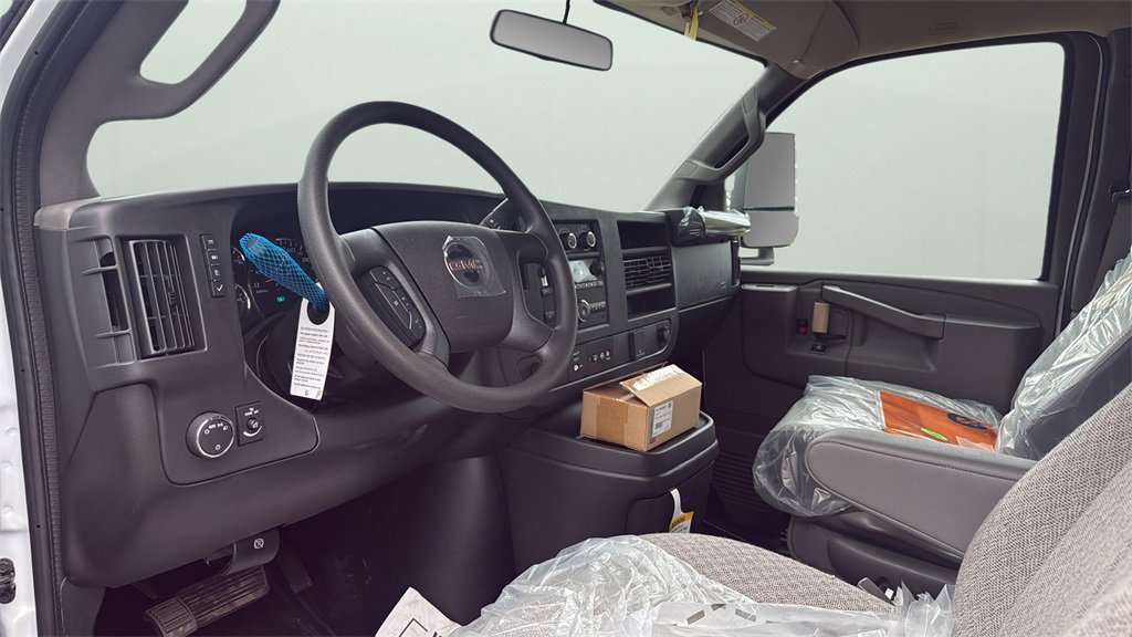 2025 Gmc Savana Cutaway 3500 photo 4