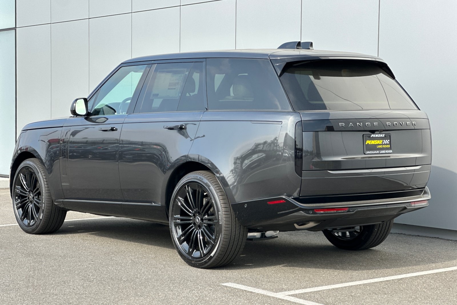 2025 Land Rover Range Rover SE photo 3