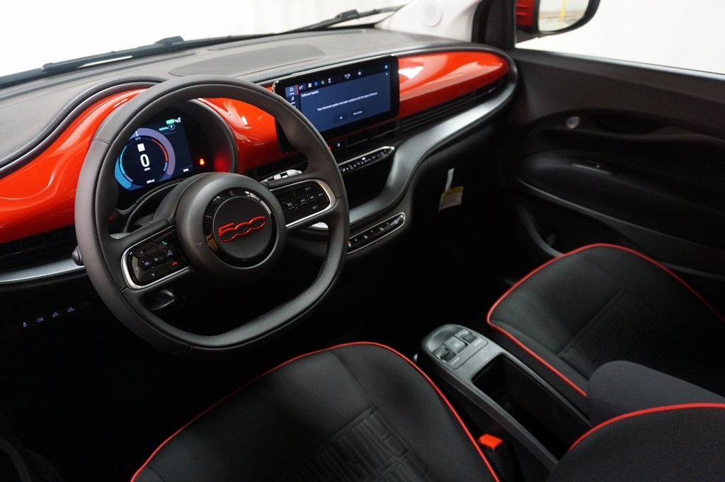 2024 Fiat 500e Red photo 13