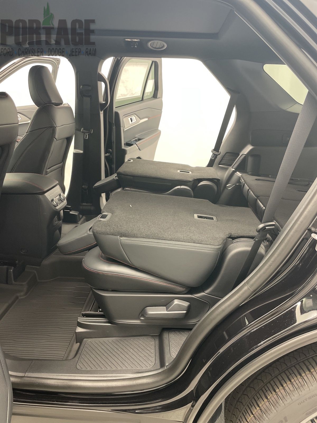 2025 Ford Explorer ST-Line photo 40