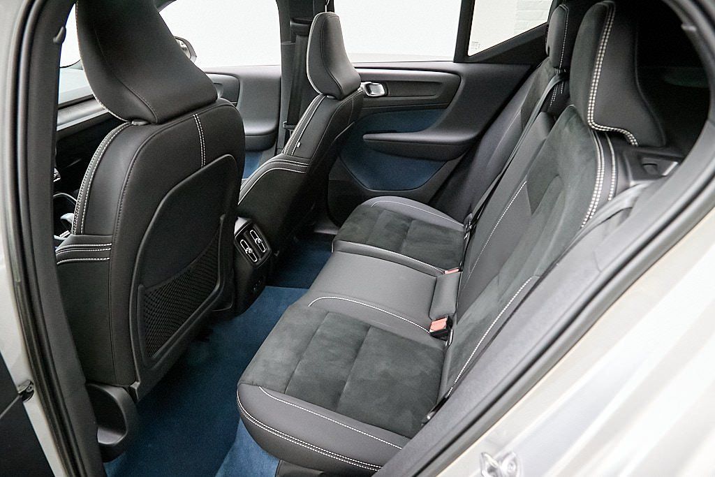 2023 VOLVO XC40 - Image 20