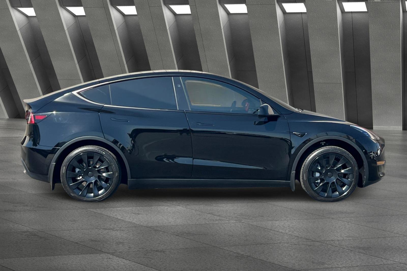 2024 Tesla Model Y photo 2