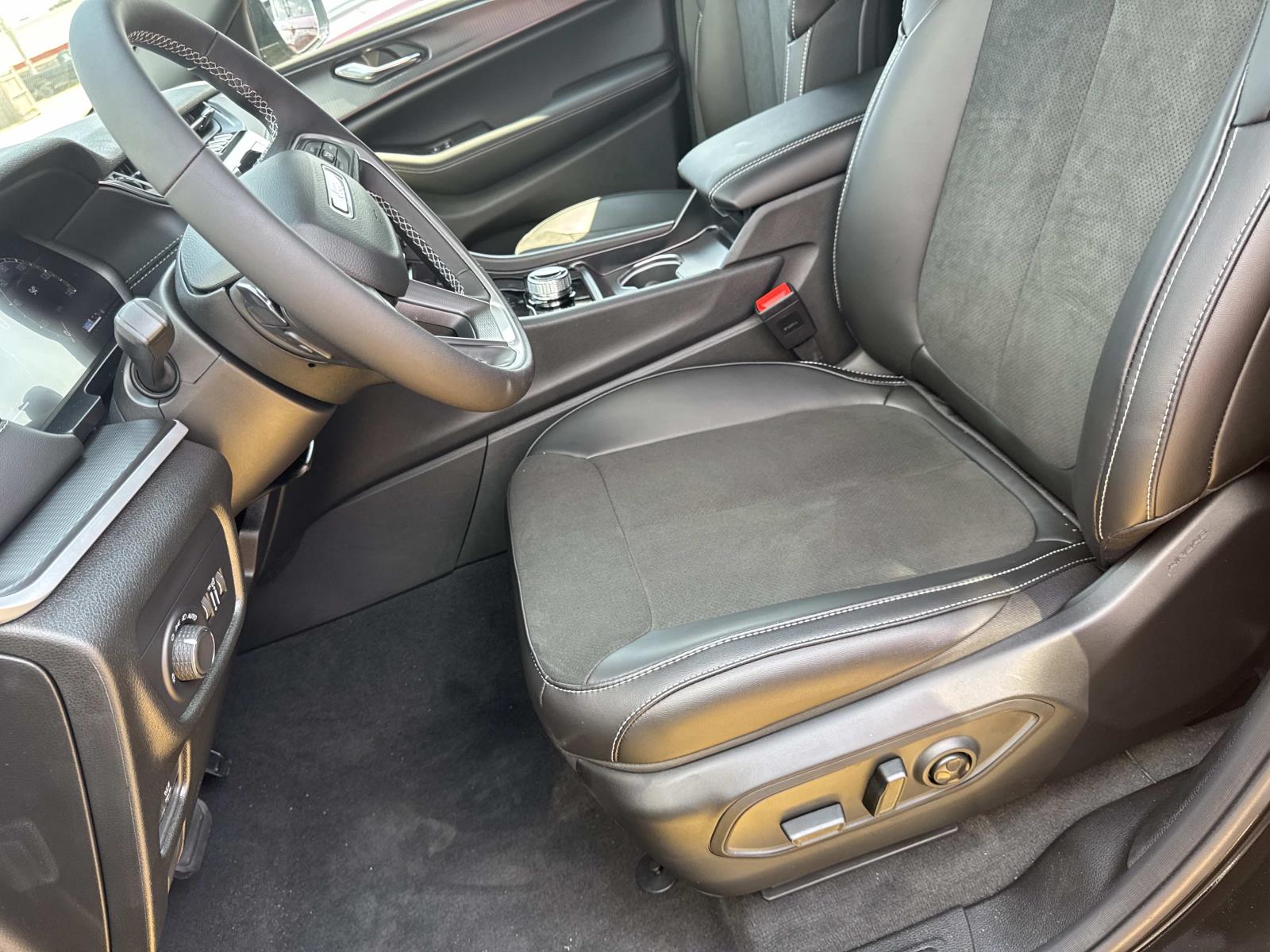 2025 Jeep Grand Cherokee Altitude photo 7