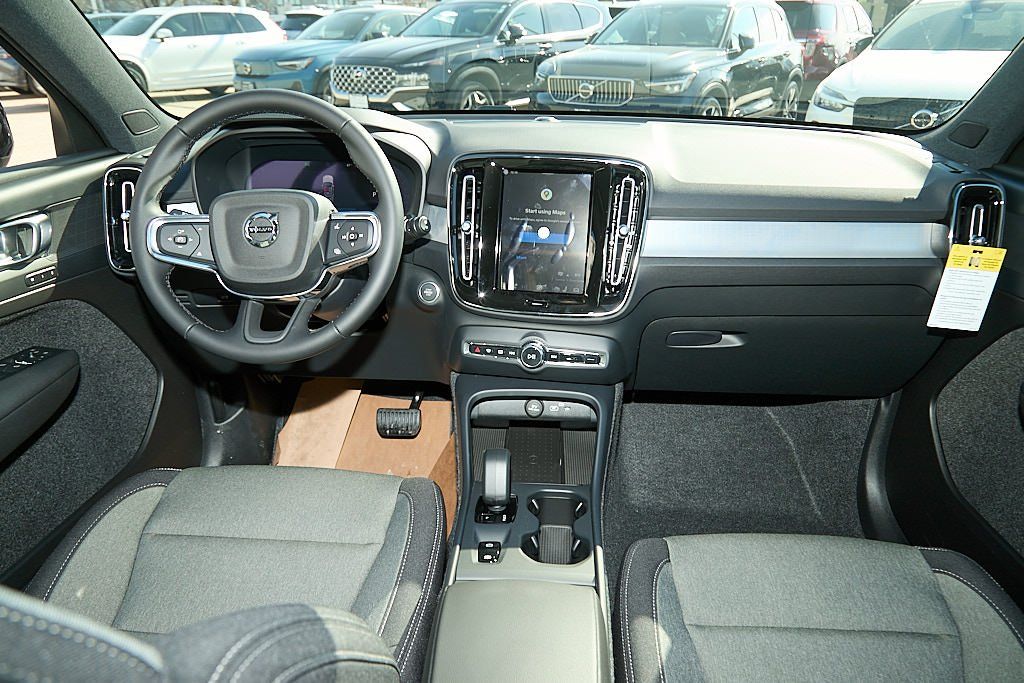 2026 VOLVO XC40 - Image 22