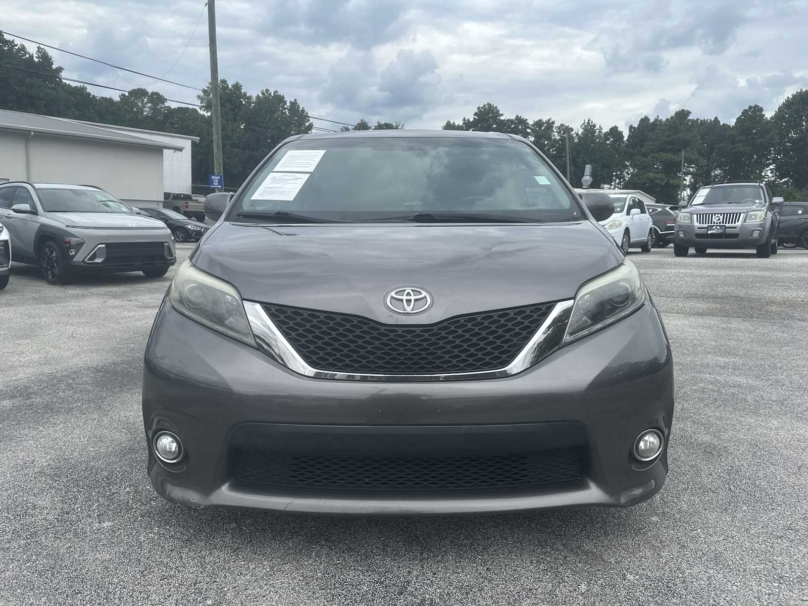 2016 Toyota Sienna SE Premium photo 2