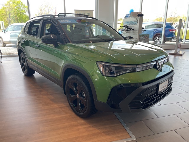 2025 Volkswagen Taos SE photo 2