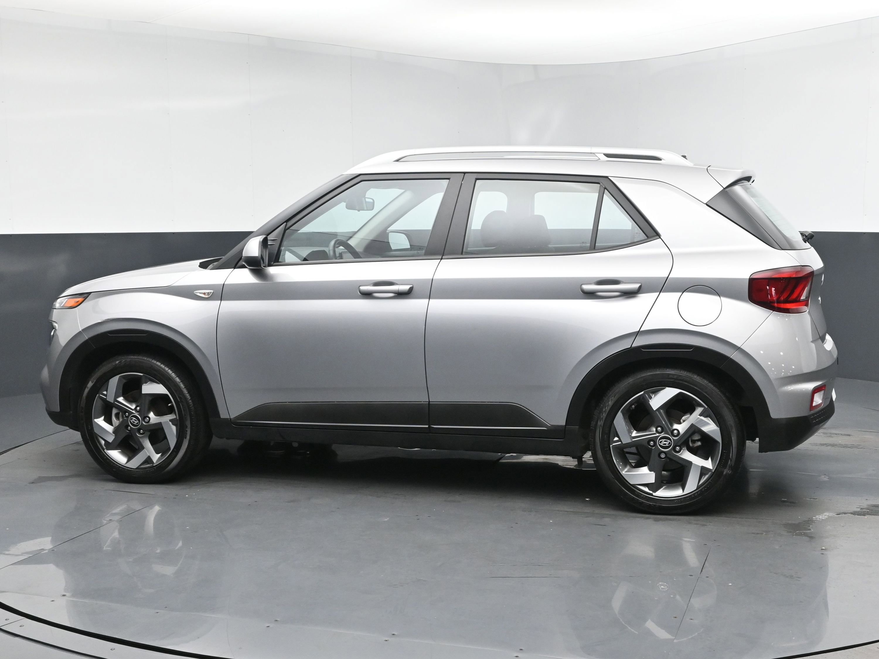 2023 Hyundai Venue SEL photo 2