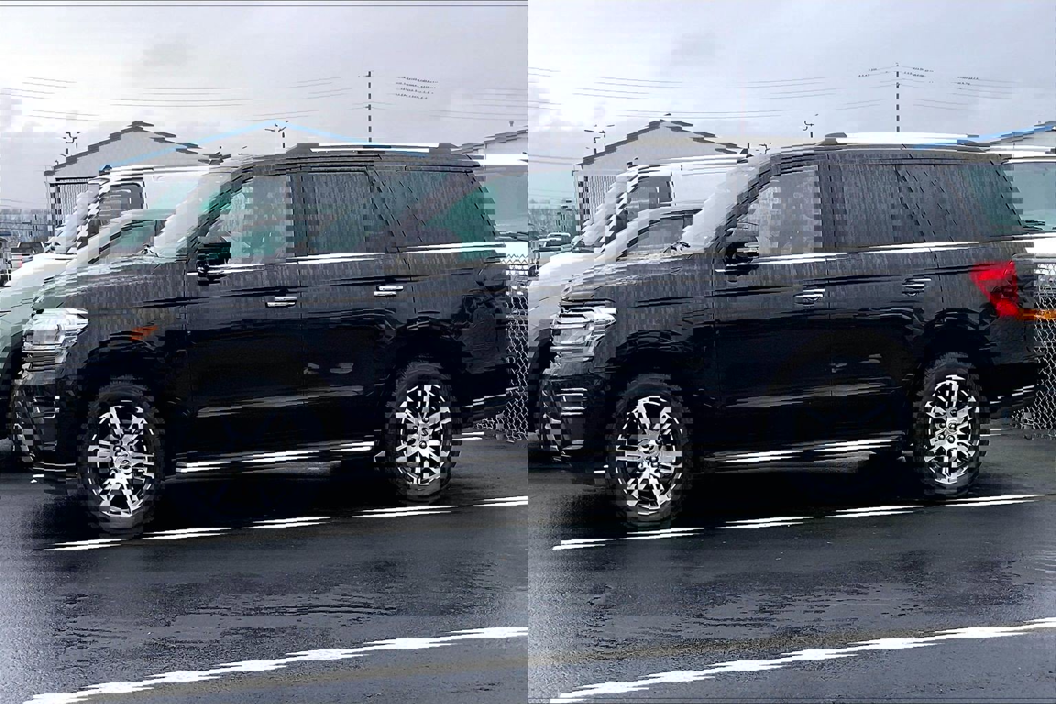 2023 Ford Expedition Limited's photo