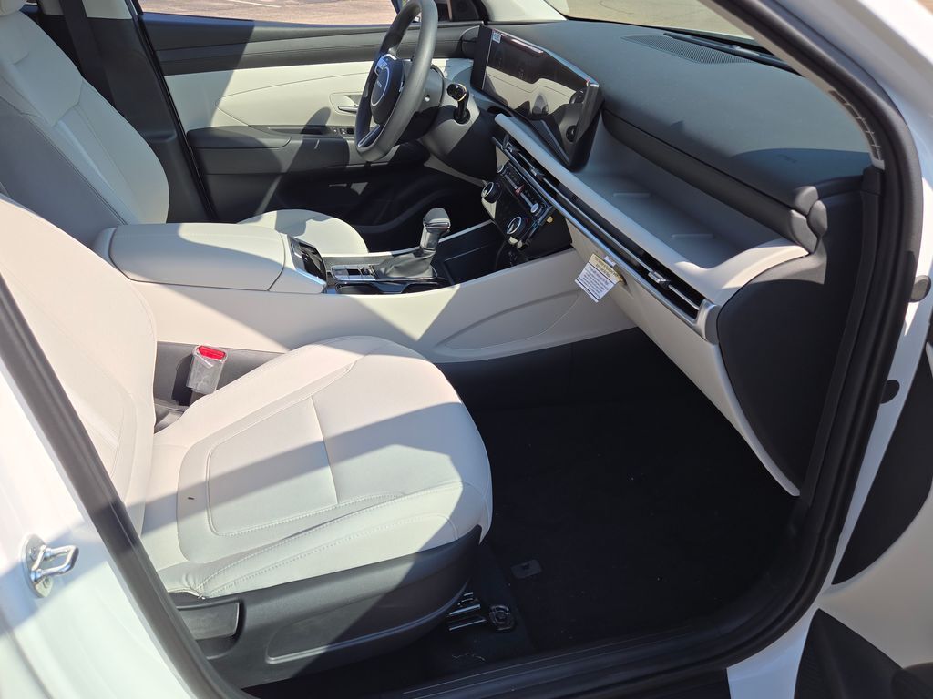2025 Hyundai Tucson SEL photo 2