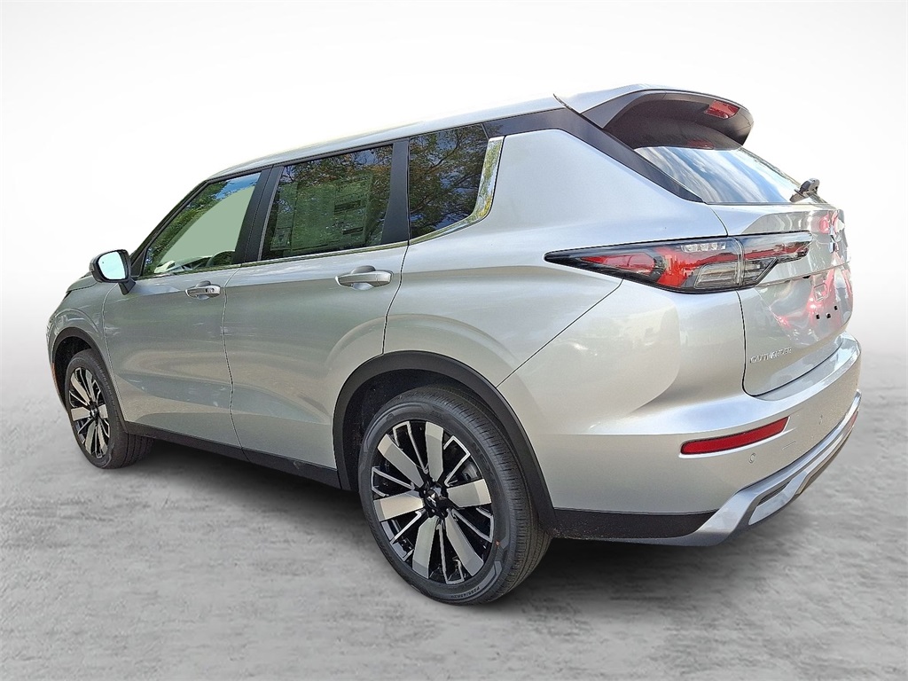 2025 Mitsubishi Outlander SE photo 3