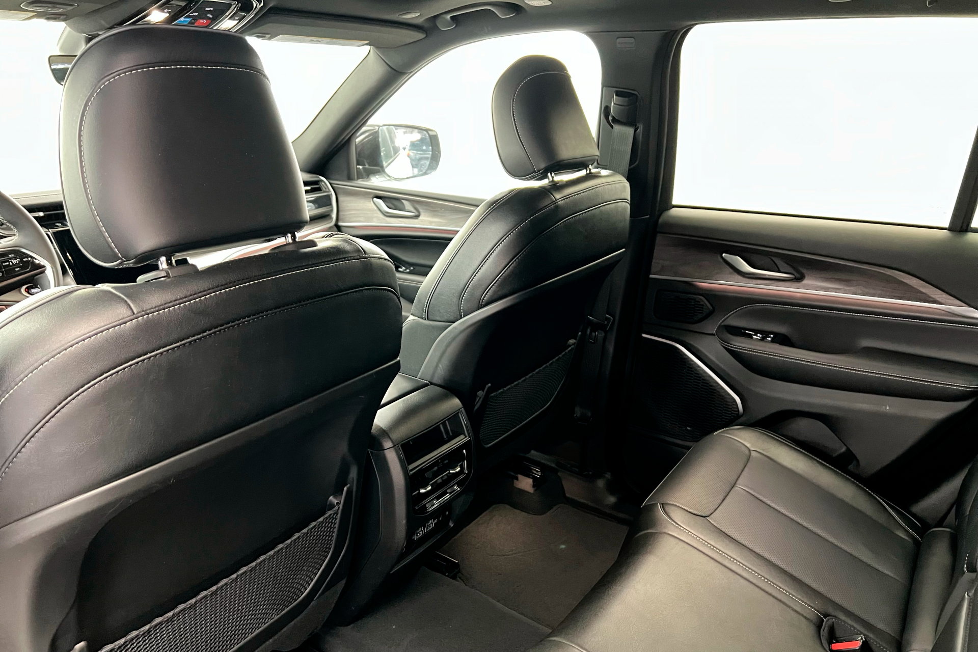 2023 Jeep Grand Cherokee Overland photo 19