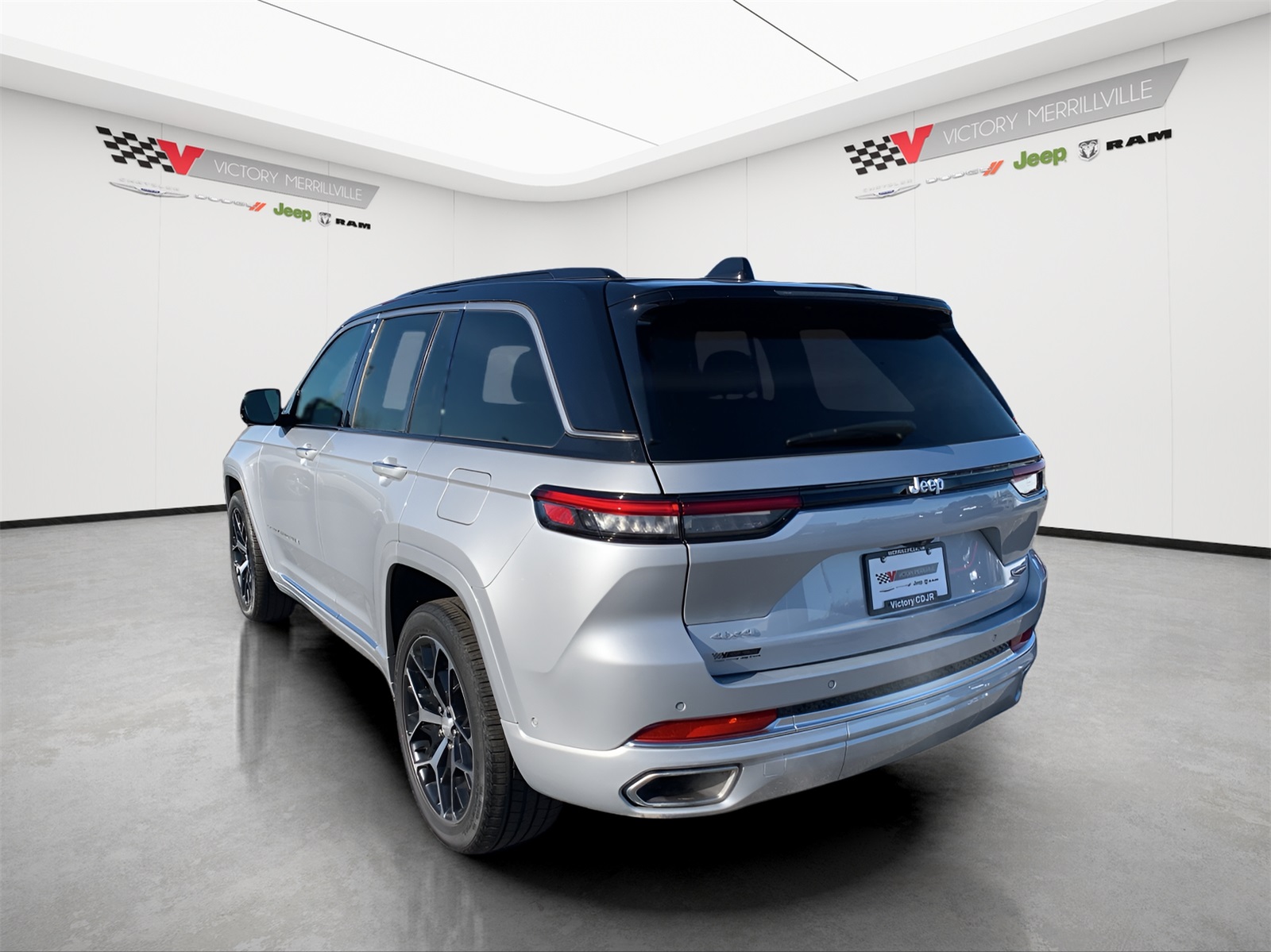 2024 Jeep Grand Cherokee Summit photo 2