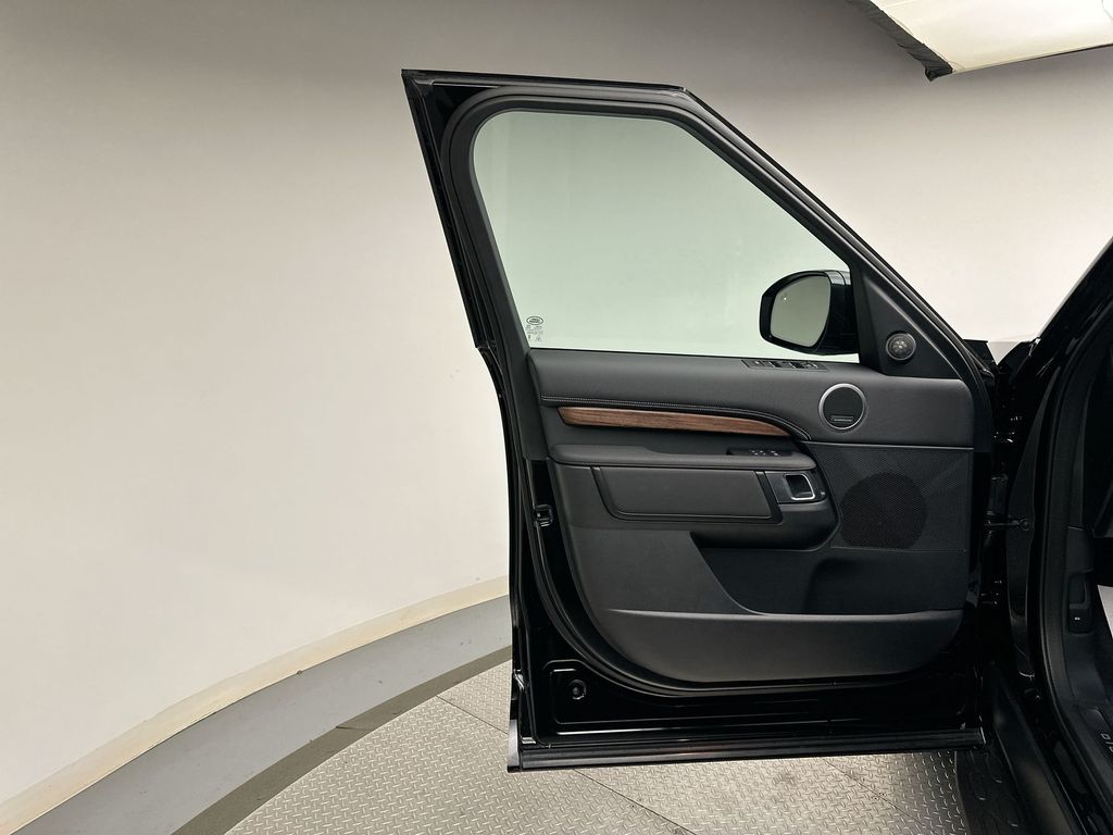 2025 Land Rover Discovery SE photo 6