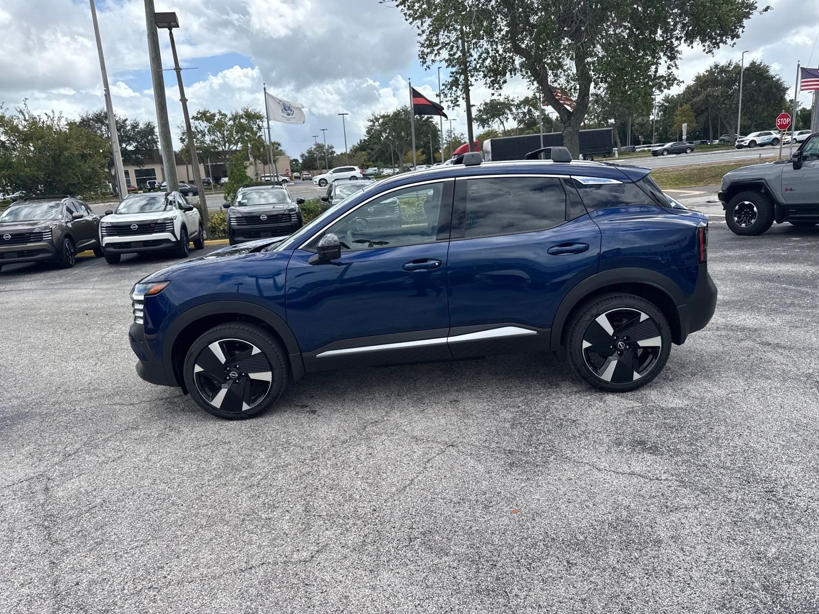 2026 Nissan Kicks SR photo 2