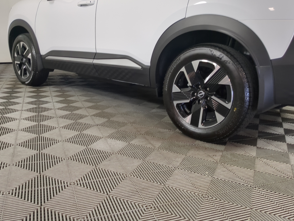 2025 Nissan Kicks SV photo 3