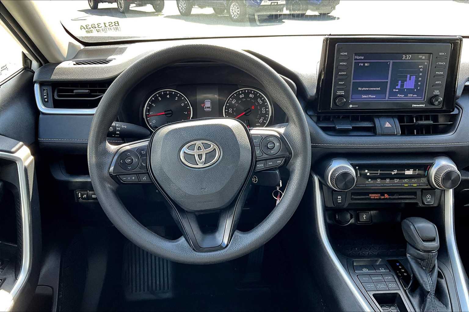 2022 Toyota RAV4 LE photo 17