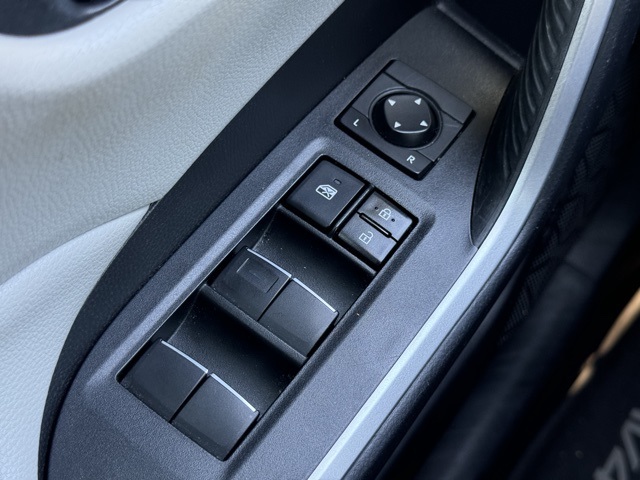 2020 Toyota RAV4 XLE Premium photo 12