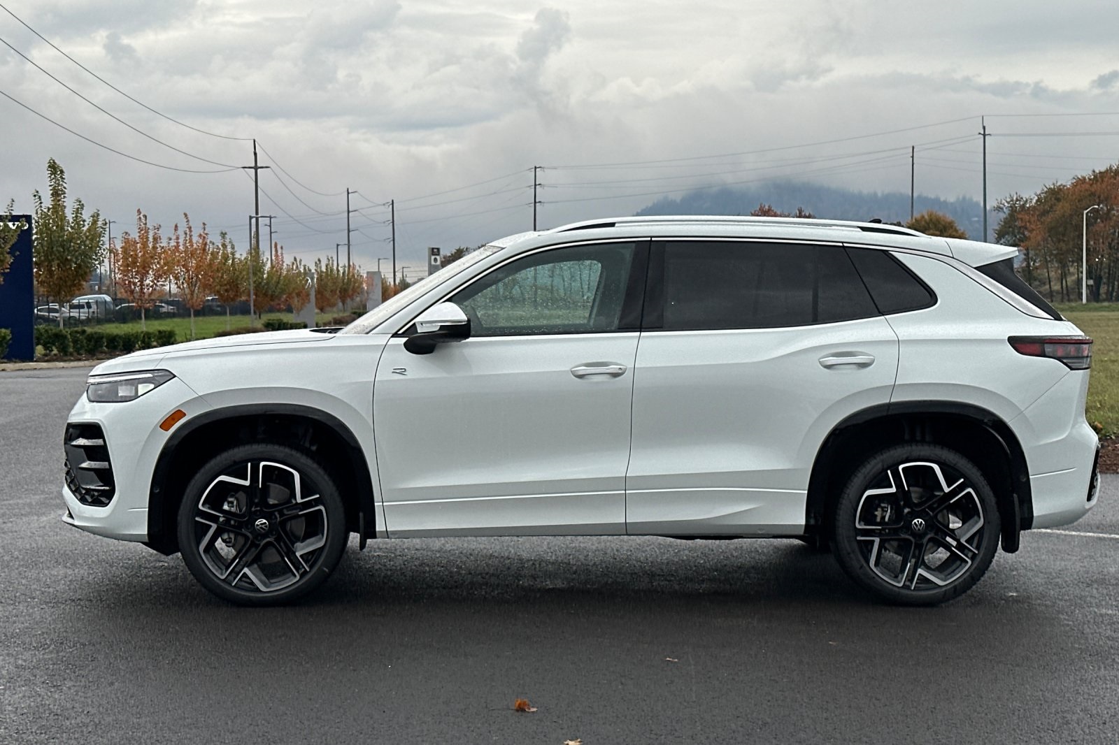 2026 Volkswagen Tiguan SEL R-Line photo 4