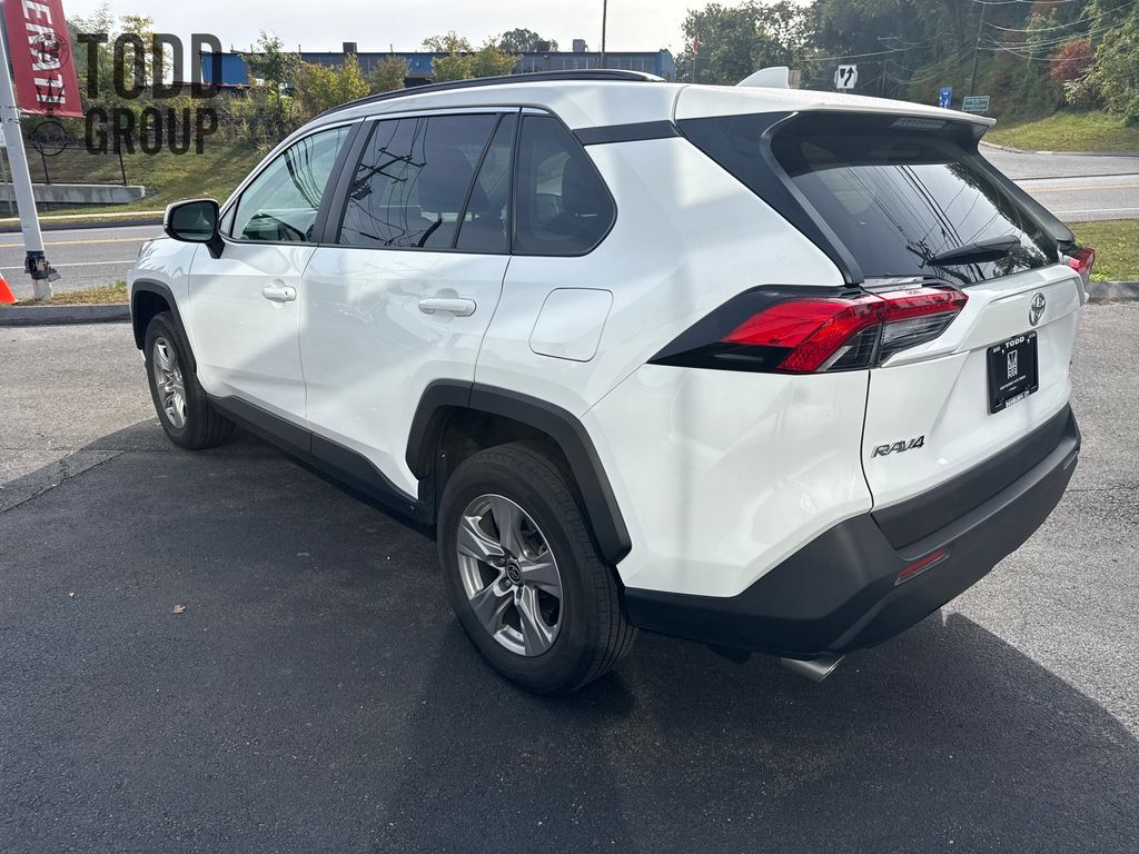 2023 Toyota RAV4 XLE photo 3