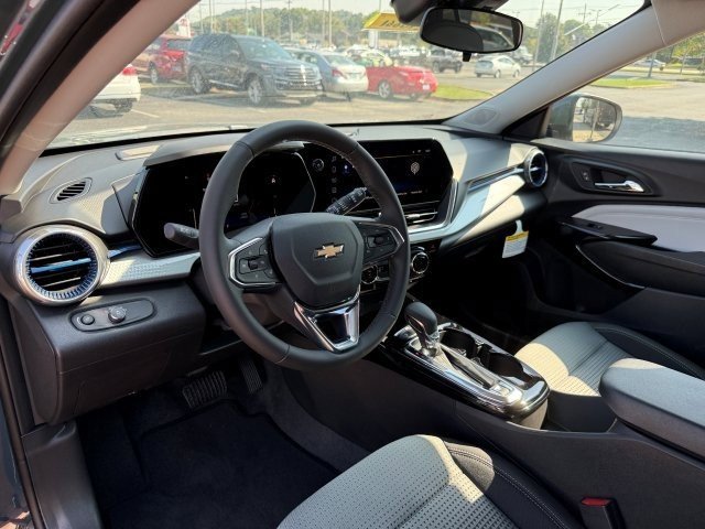 2025 Chevrolet Trax LT photo 8