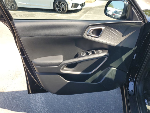 2025 Kia Soul LX photo 6