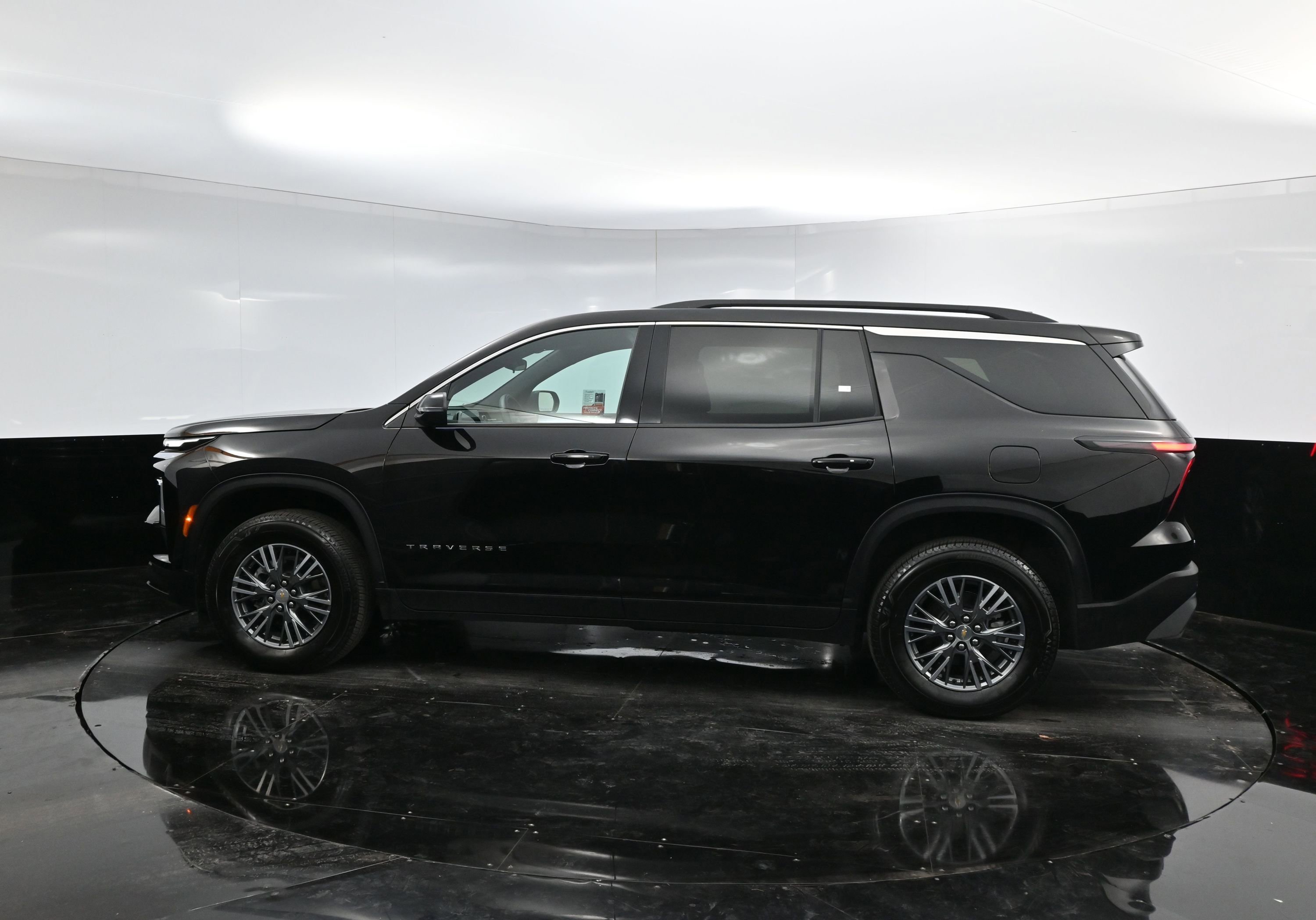 2025 Chevrolet Traverse photo 4