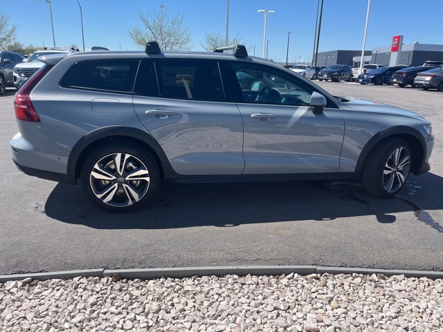 2025 Volvo V60 Cross Country B5 Plus photo 6