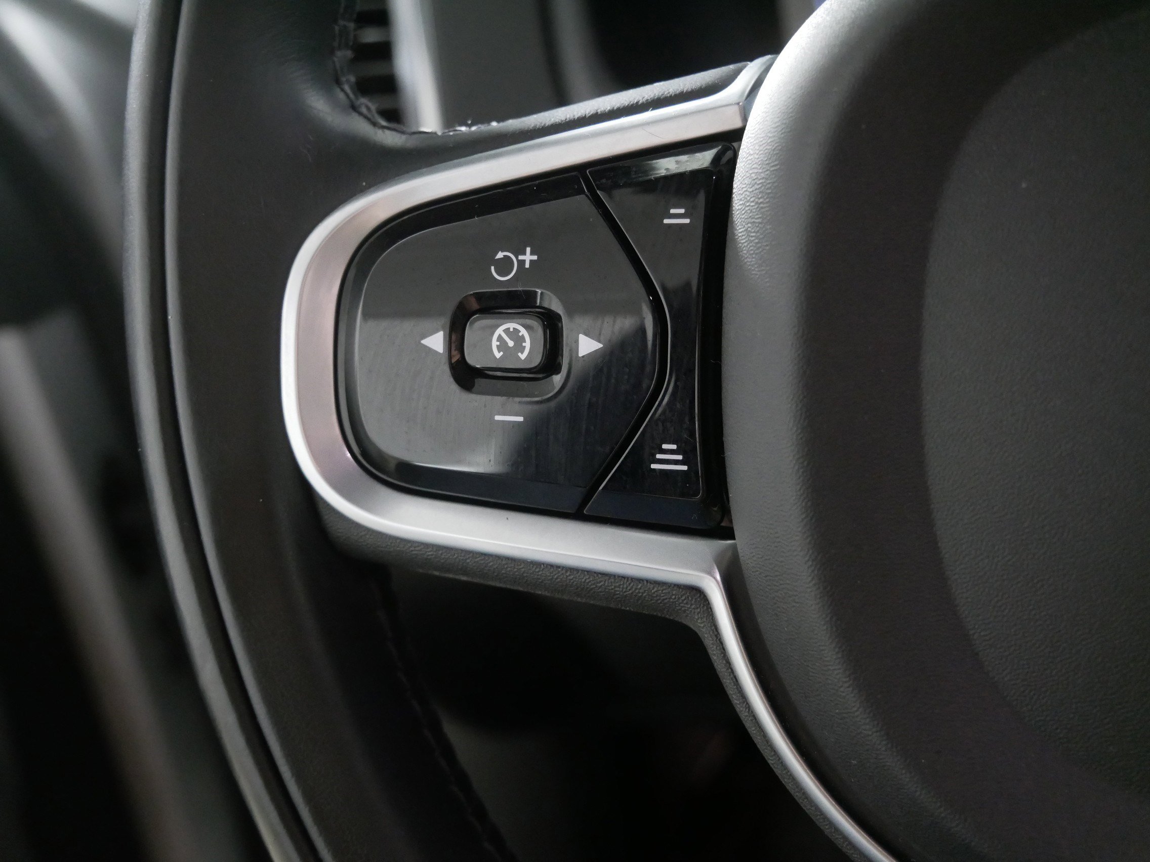 2020 Volvo XC90 Momentum AWD photo 27