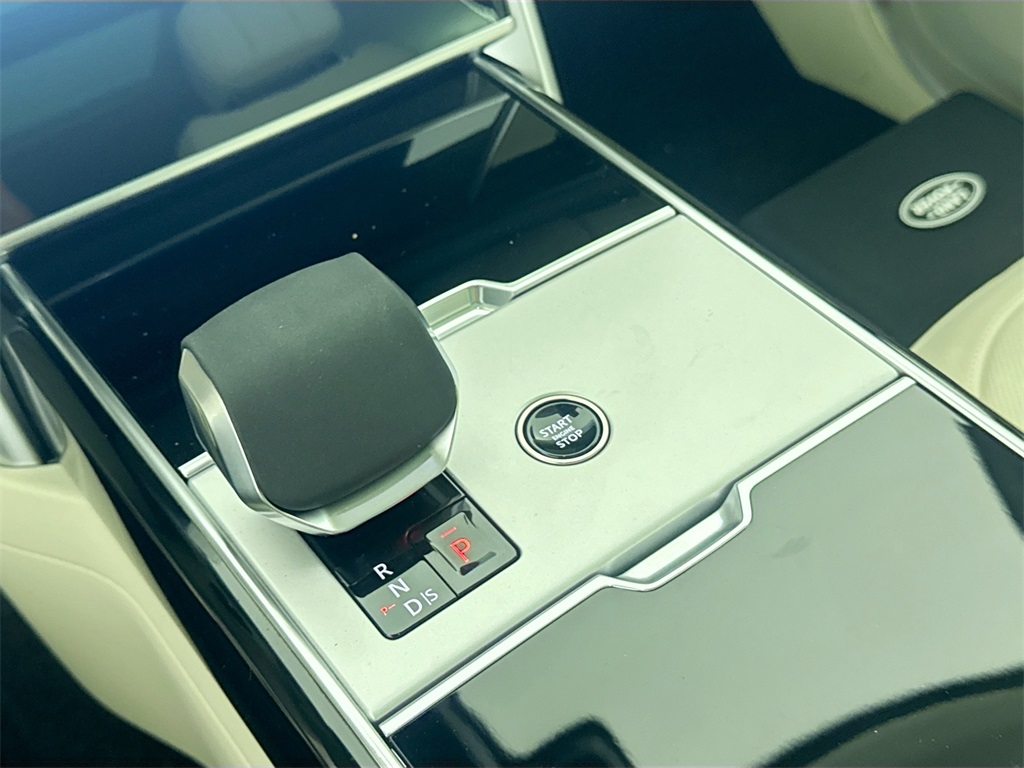 2025 Land Rover Range Rover SE photo 12