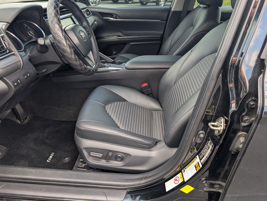 2018 Toyota Camry SE XLE photo 7
