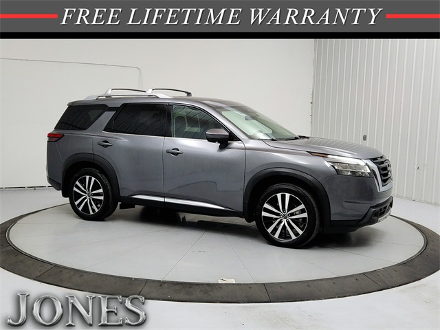 2024 Nissan Pathfinder Platinum's photo