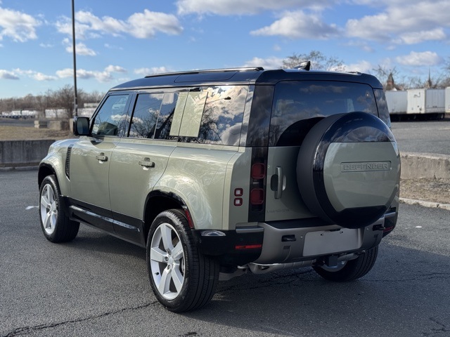 2025 Land Rover Defender 110 X-Dynamic SE photo 3