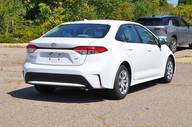 2022 Toyota Corolla LE photo 2