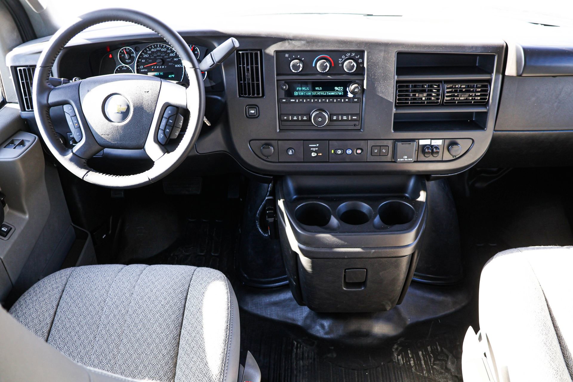 2024 Chevrolet Express Cutaway Base photo 31