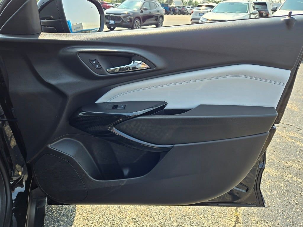 2025 Chevrolet Trax LT photo 3