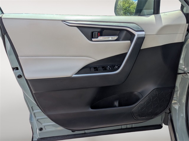 2021 Toyota RAV4 XLE photo 11