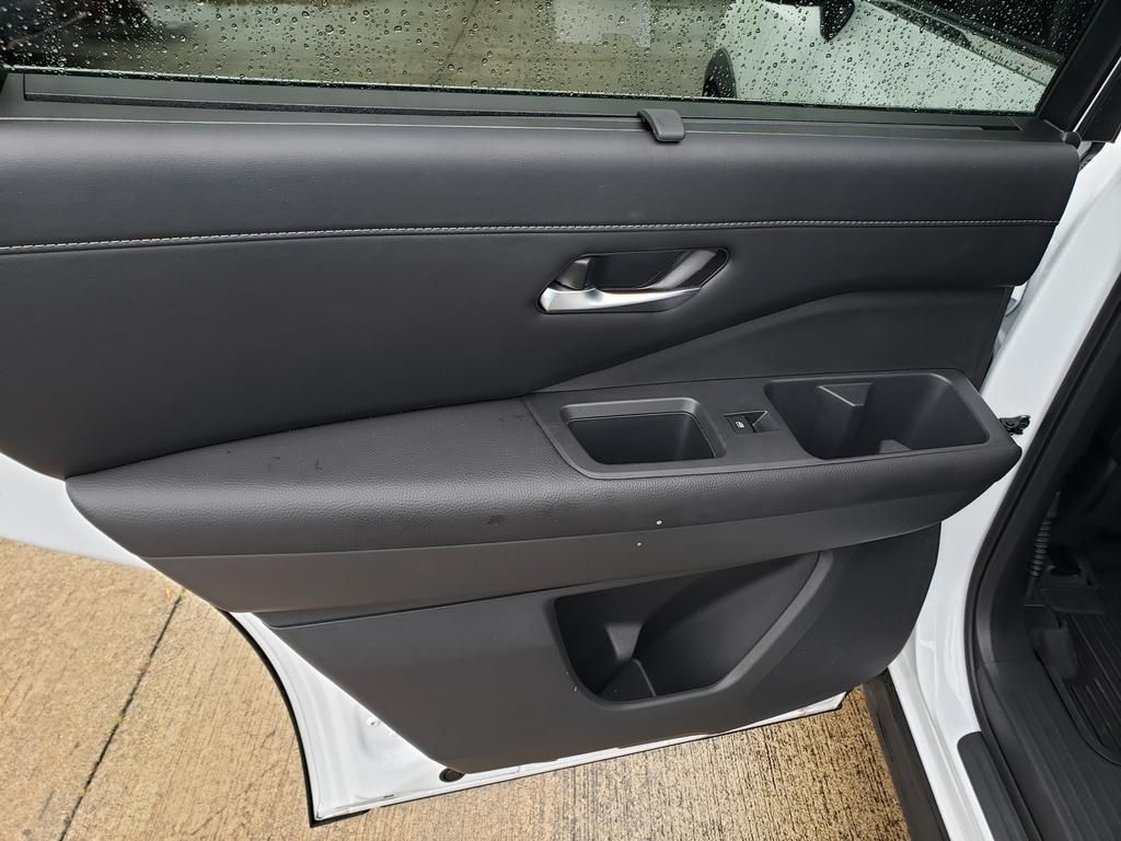 2025 Nissan Pathfinder SL photo 18