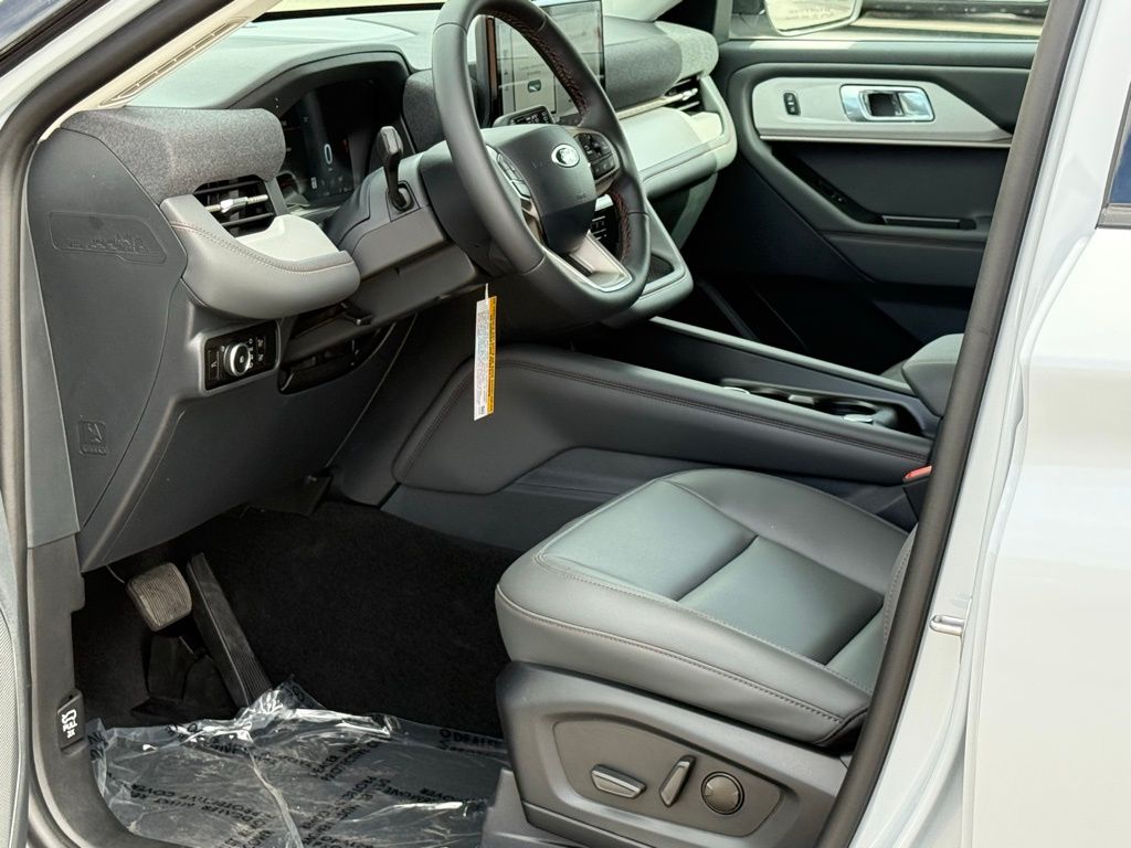 2026 Ford Explorer photo 4