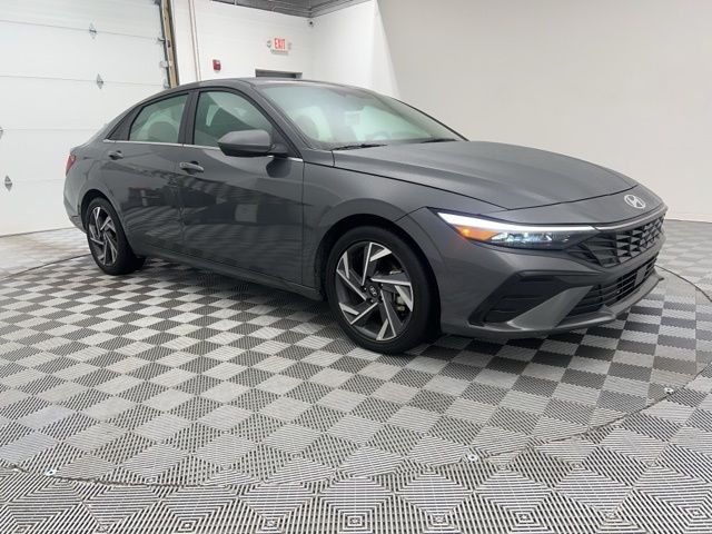 2025 Hyundai Elantra SEL Convenience photo 3