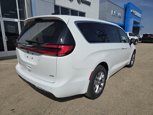 2026 Chrysler Pacifica photo 4