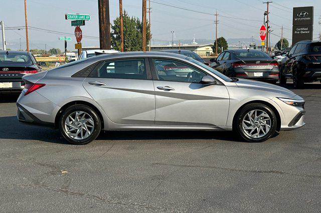 2025 Hyundai Elantra Hybrid Blue photo 3
