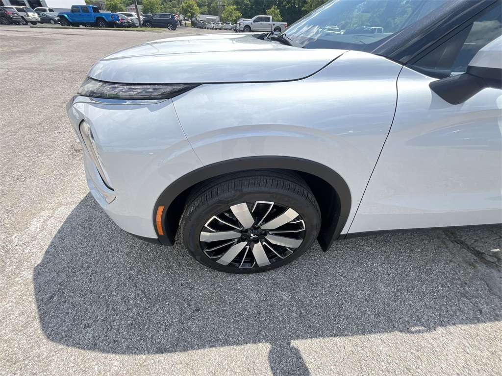 2025 Mitsubishi Outlander SE photo 10