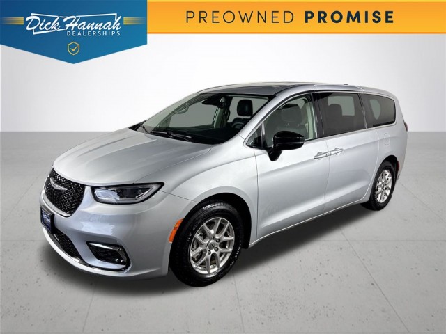 2024 Chrysler Pacifica Touring L's photo