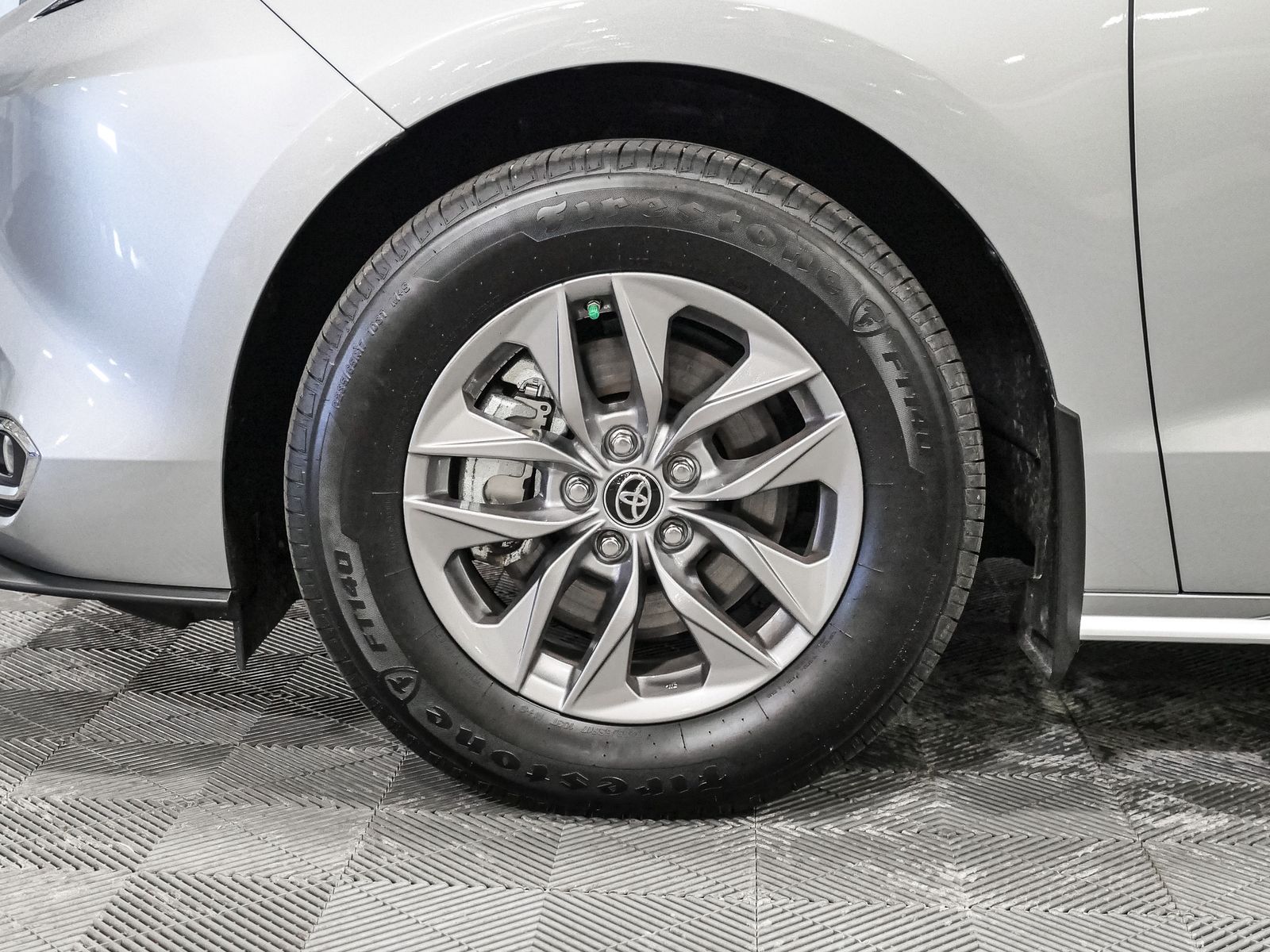2024 Toyota Sienna XLE photo 16