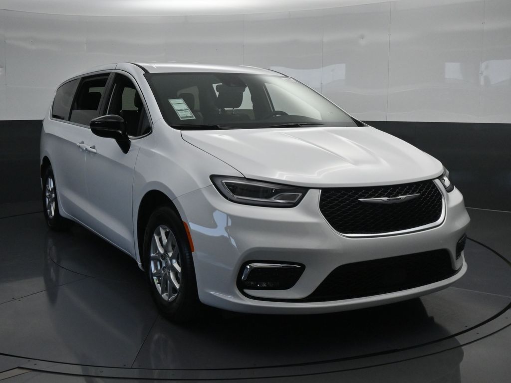 2025 Chrysler Pacifica Touring photo 5